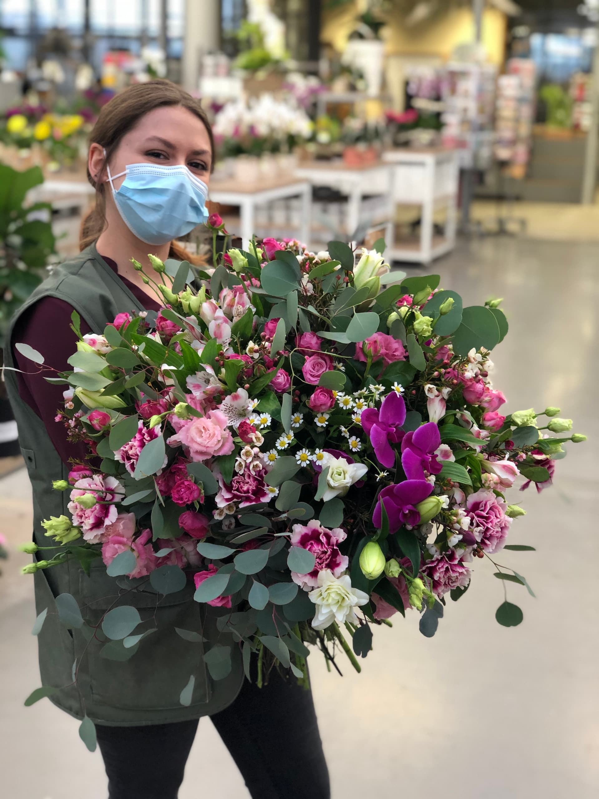 Fleuriste avec un bouquet de fleurs